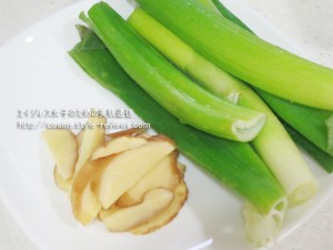 簡単コラーゲンスープの作り方（レシピ）：ネギの青い部分と生姜スライス