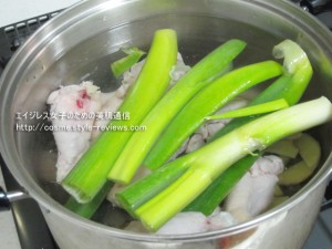 超簡単コラーゲンスープの作り方（レシピ）：鍋に水を入れ、材料を全部入れる